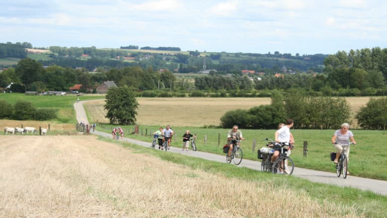 Des personnes à vélo sur un chemin à Audenarde