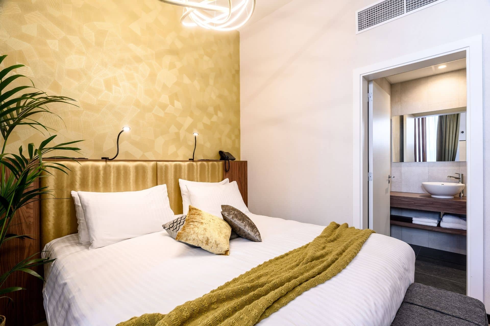 Leopold Hotel Oudenaarde deluxe studio room bed