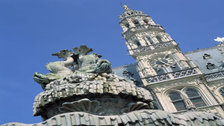 Leopold Fontaine des environs d'Audenarde devant l'hôtel de ville