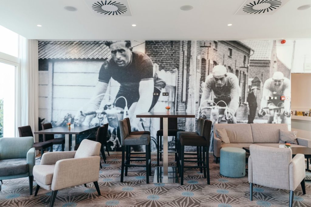 Leopold Hotel Oudenaarde tables with decorated wall