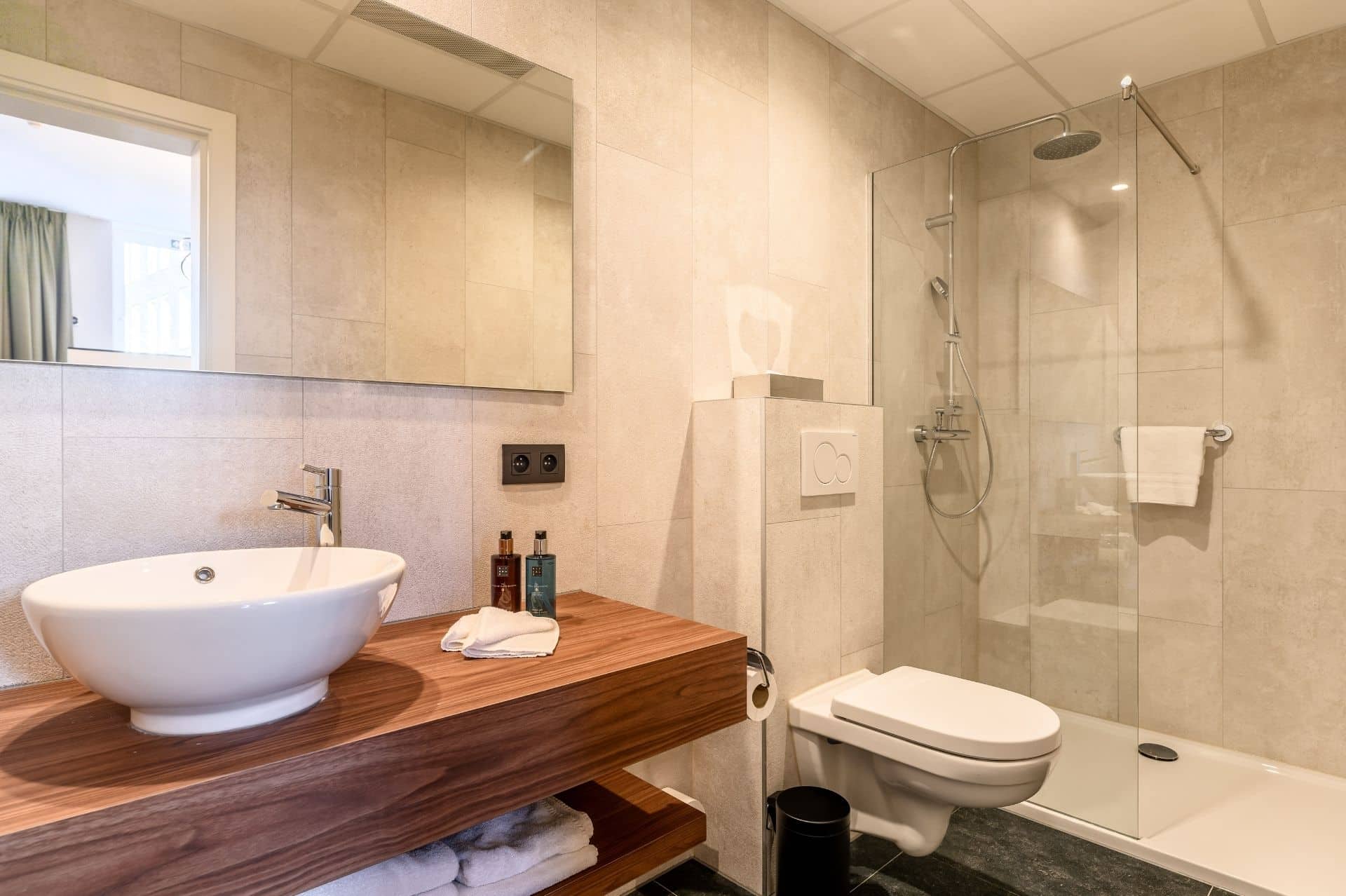 Salle de bain avec douche de plain-pied à l'hôtel Leopold Oudenaarde