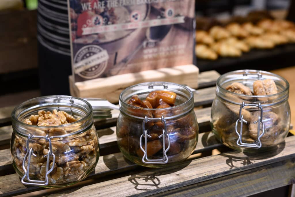 Noix et dattes saines pour le petit-déjeuner à l'hôtel Leopold Oudenaarde