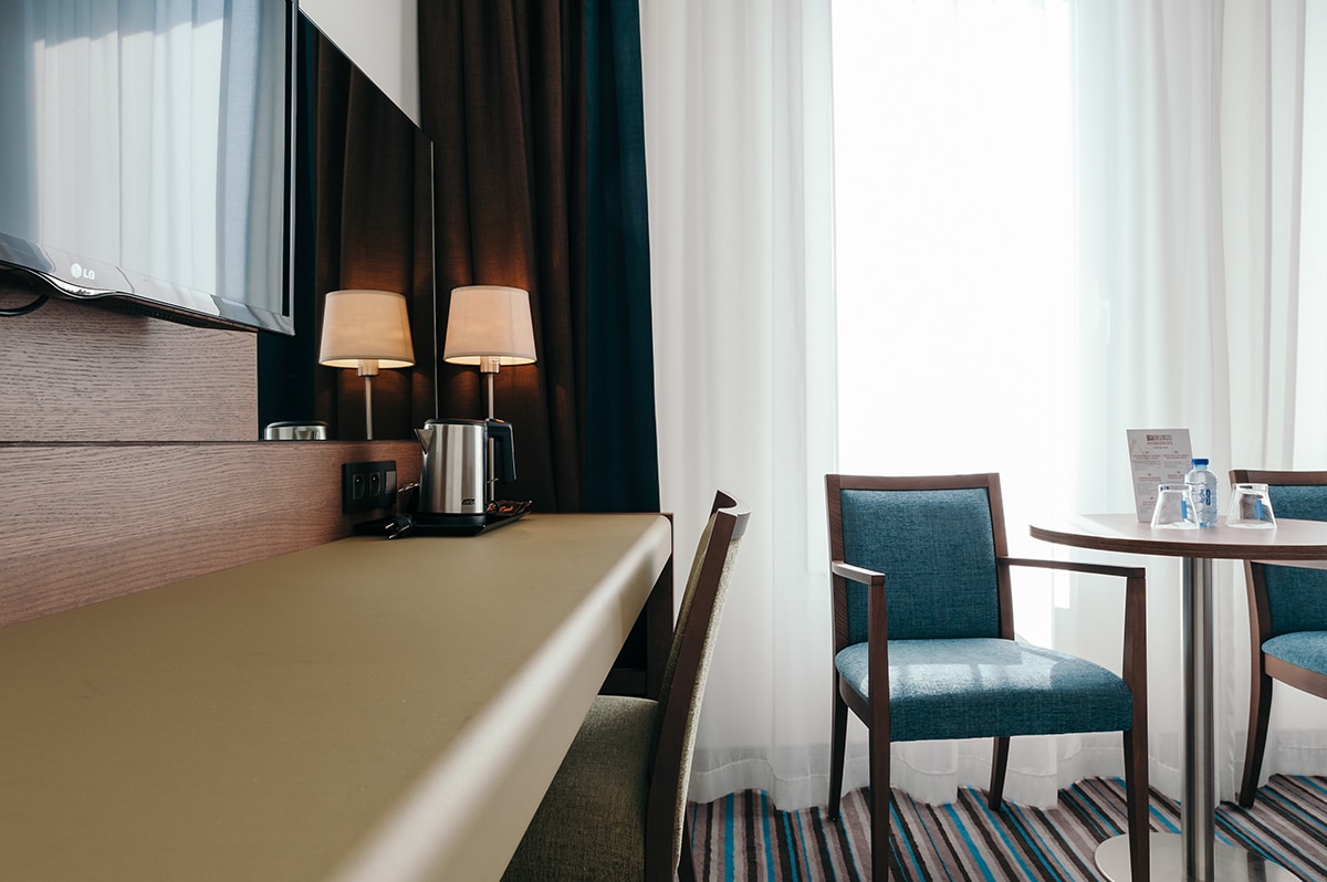 Leopold Hotel Oudenaarde Deluxe Twin Desk and tv side view