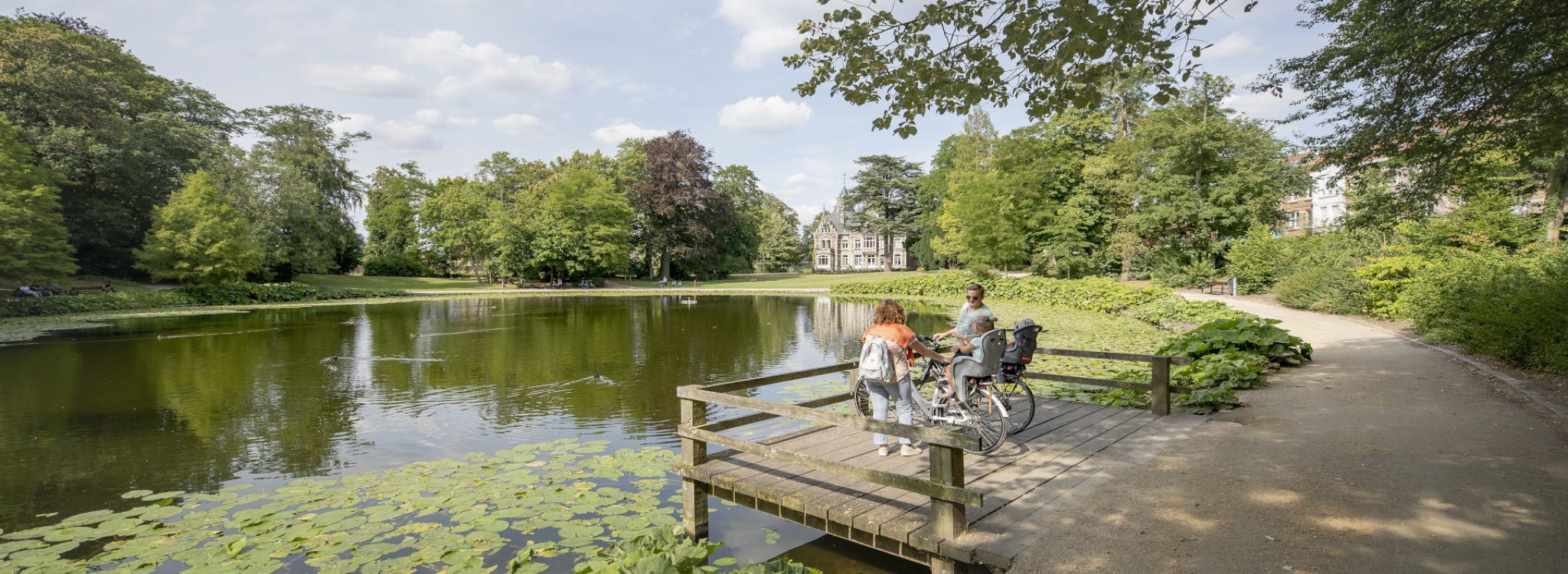 Family at lake in Oudenaarde